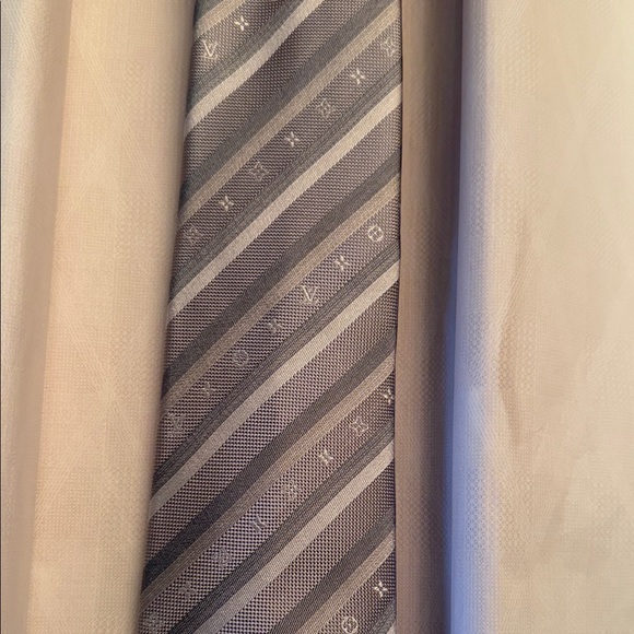 Louis Vuitton Monogram Tie - Picture 10 of 15
